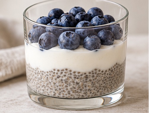Chiagrød med et lag skyr og blåbær i et klart glas.