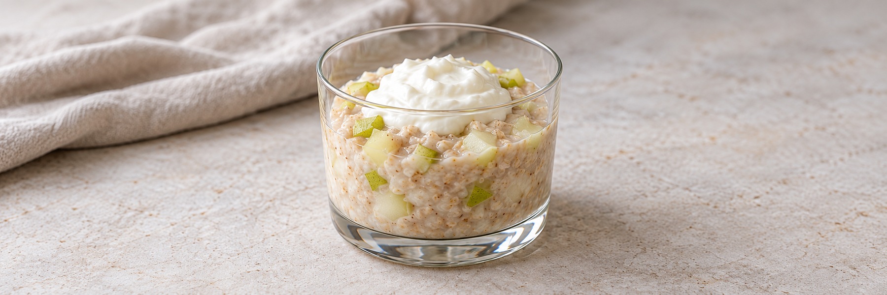 Havregrød med grønne Clara Friis-pærestykker og skyr i et glas.